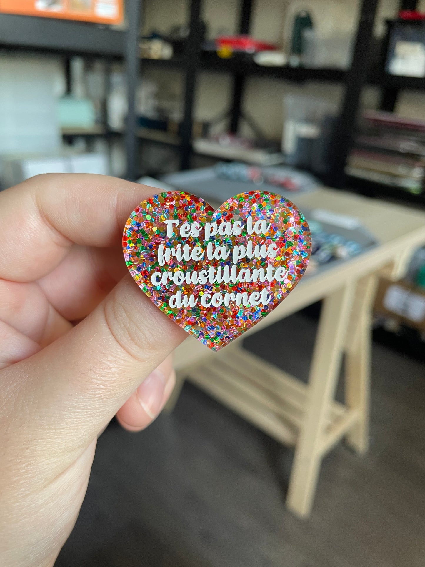 [CONTRÔLE TECHNIQUE] Broche "T'es pas la frite la plus croustillante du cornet" en acrylique avec des pois multicolores