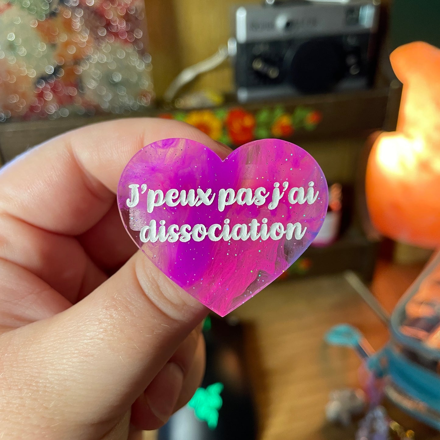 Broche "J'peux pas j'ai dissociation" en acrylique semi transparente marbrée multicolore