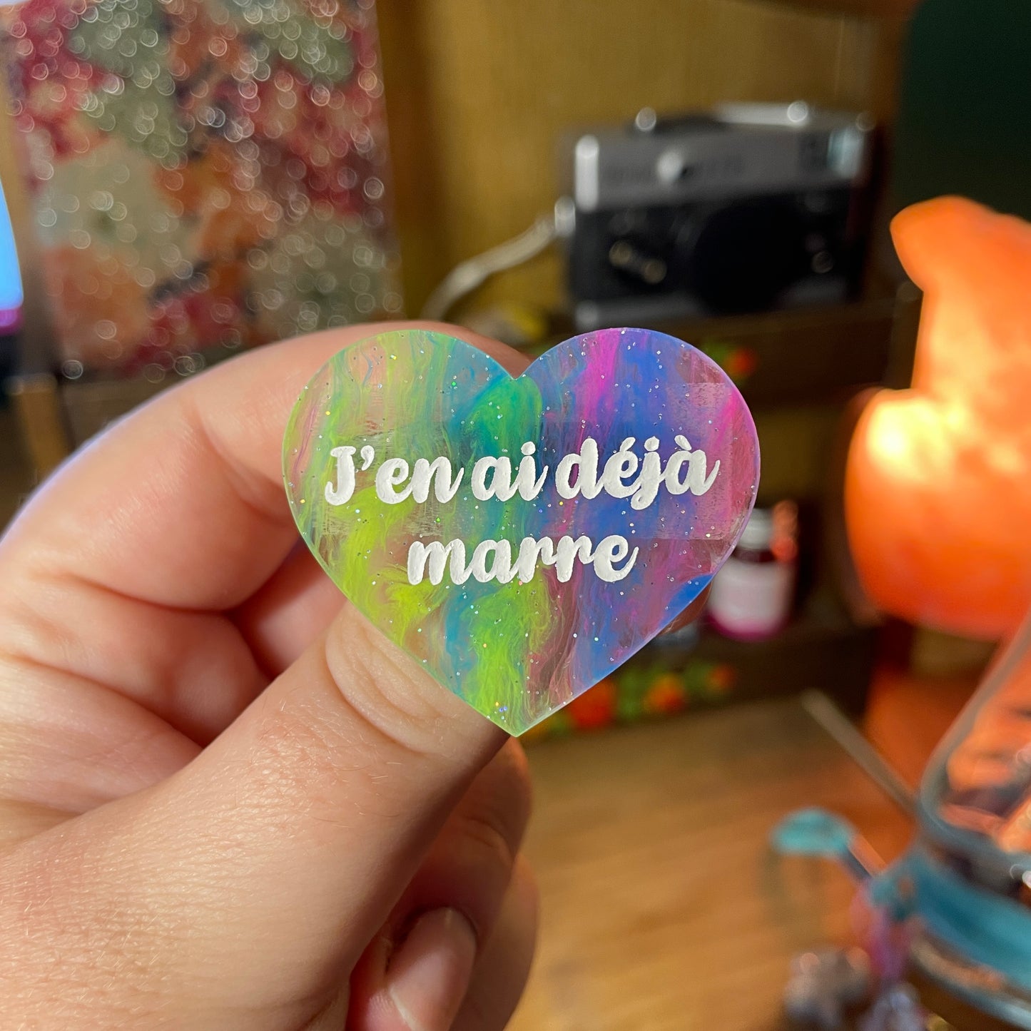Broche "J'en ai déjà marre" en acrylique semi transparente marbrée multicolore