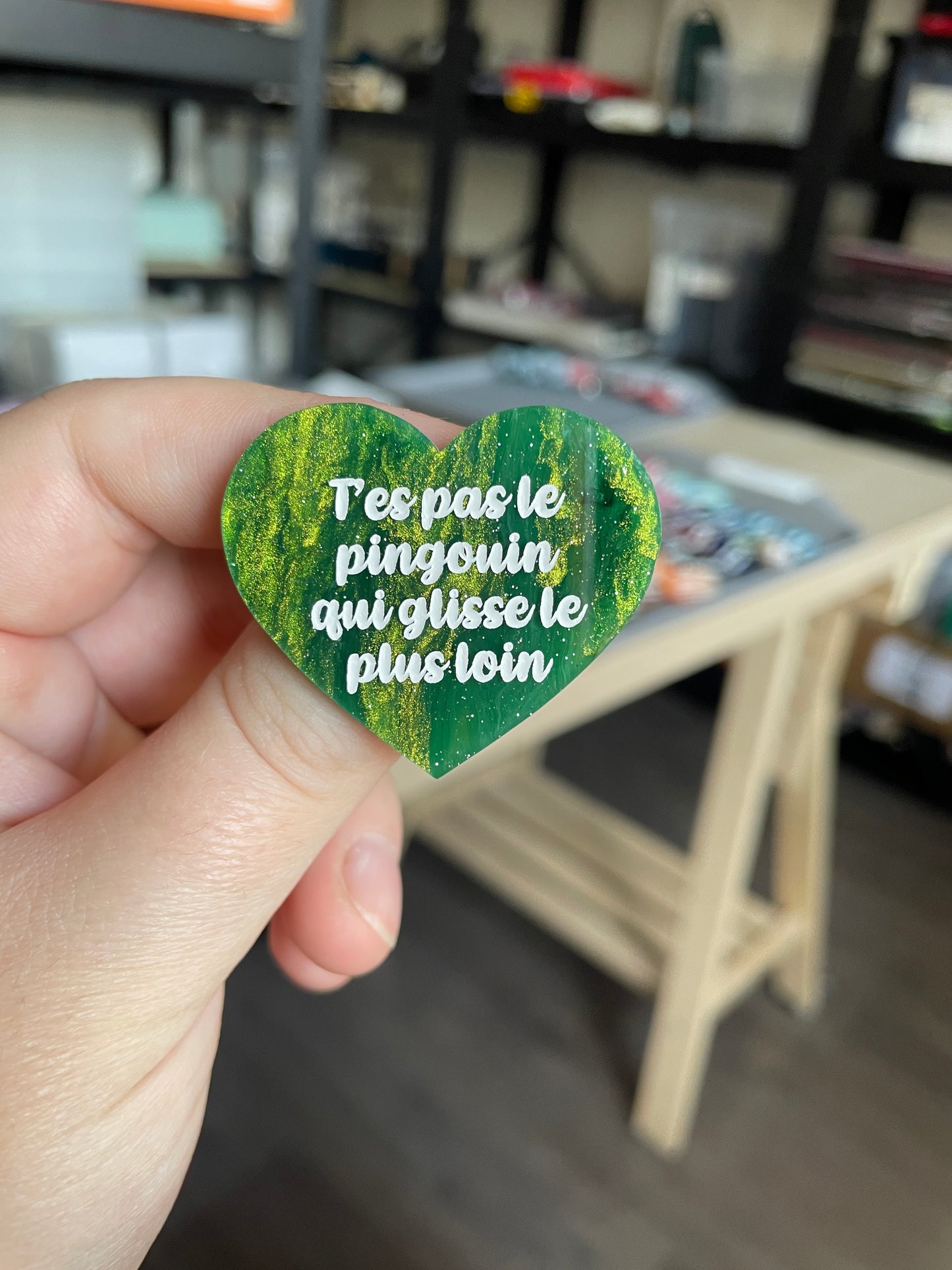 [CONTRÔLE TECHNIQUE] Broche "T'es pas le pingouin qui glisse le plus loin" en acrylique marbrée verte et dorée