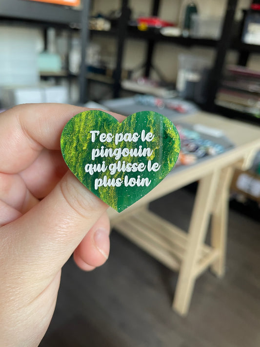 [CONTRÔLE TECHNIQUE] Broche "T'es pas le pingouin qui glisse le plus loin" en acrylique marbrée verte et dorée