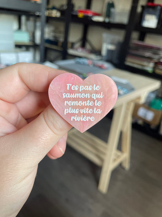 [CONTRÔLE TECHNIQUE] Broche "T'es pas le saumon qui remonte le plus vite la rivière" en acrylique marbrée semi-transparente orange, corail, blanche et jaune à paillettes