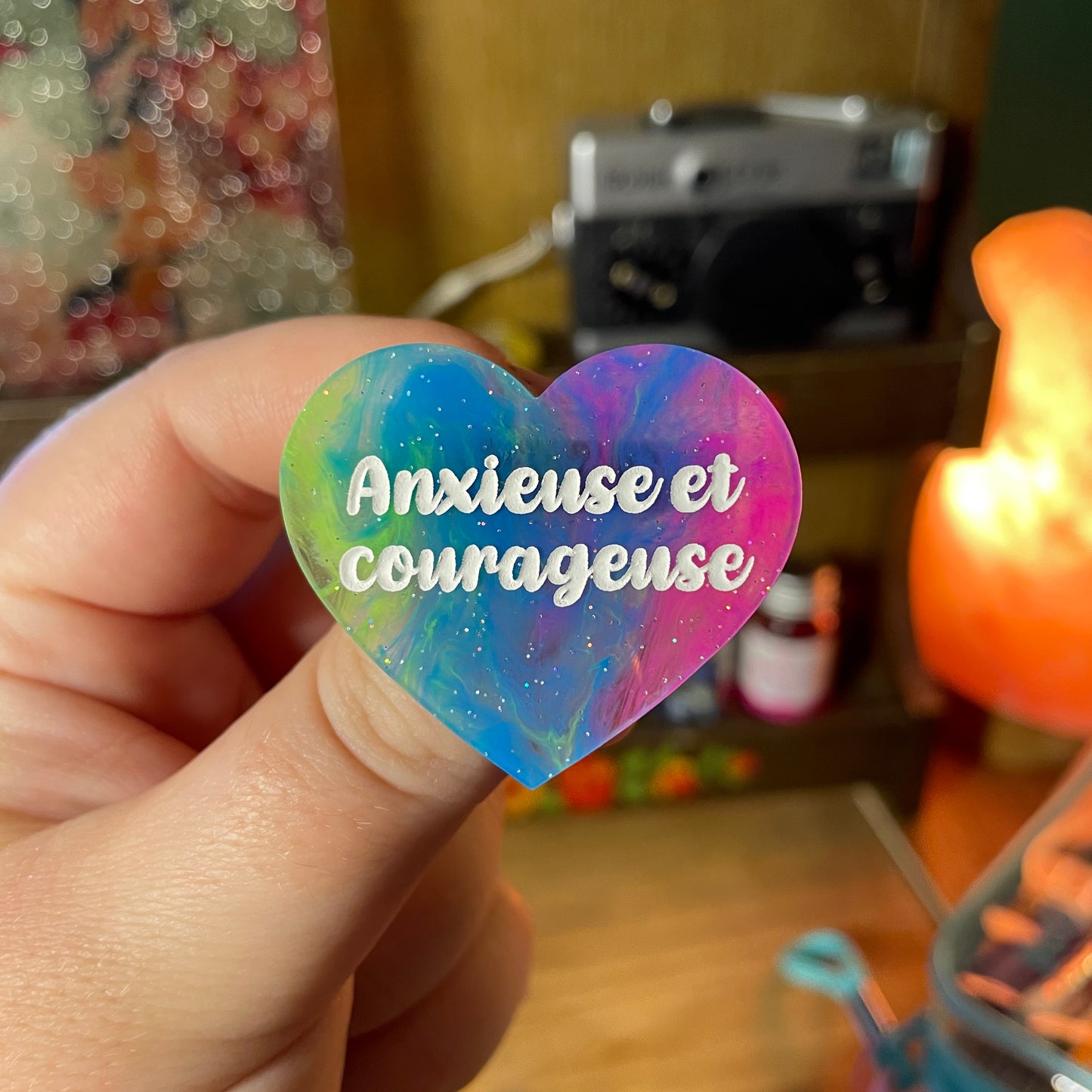 Broche "Anxieuse et courageuse" en acrylique semi transparente marbrée multicolore