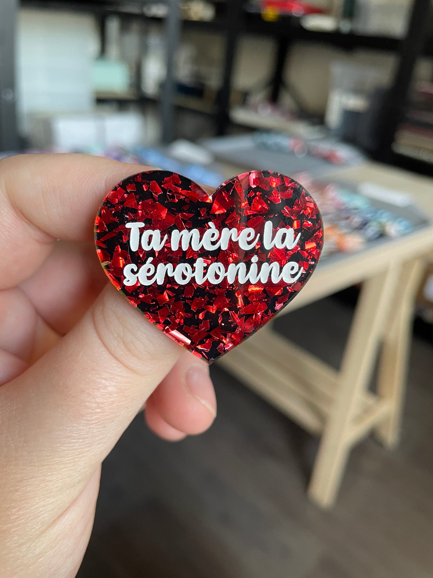 [CONTRÔLE TECHNIQUE] Broche "Ta mère la sérotonine" en acrylique noire avec des éclats de confettis rouges