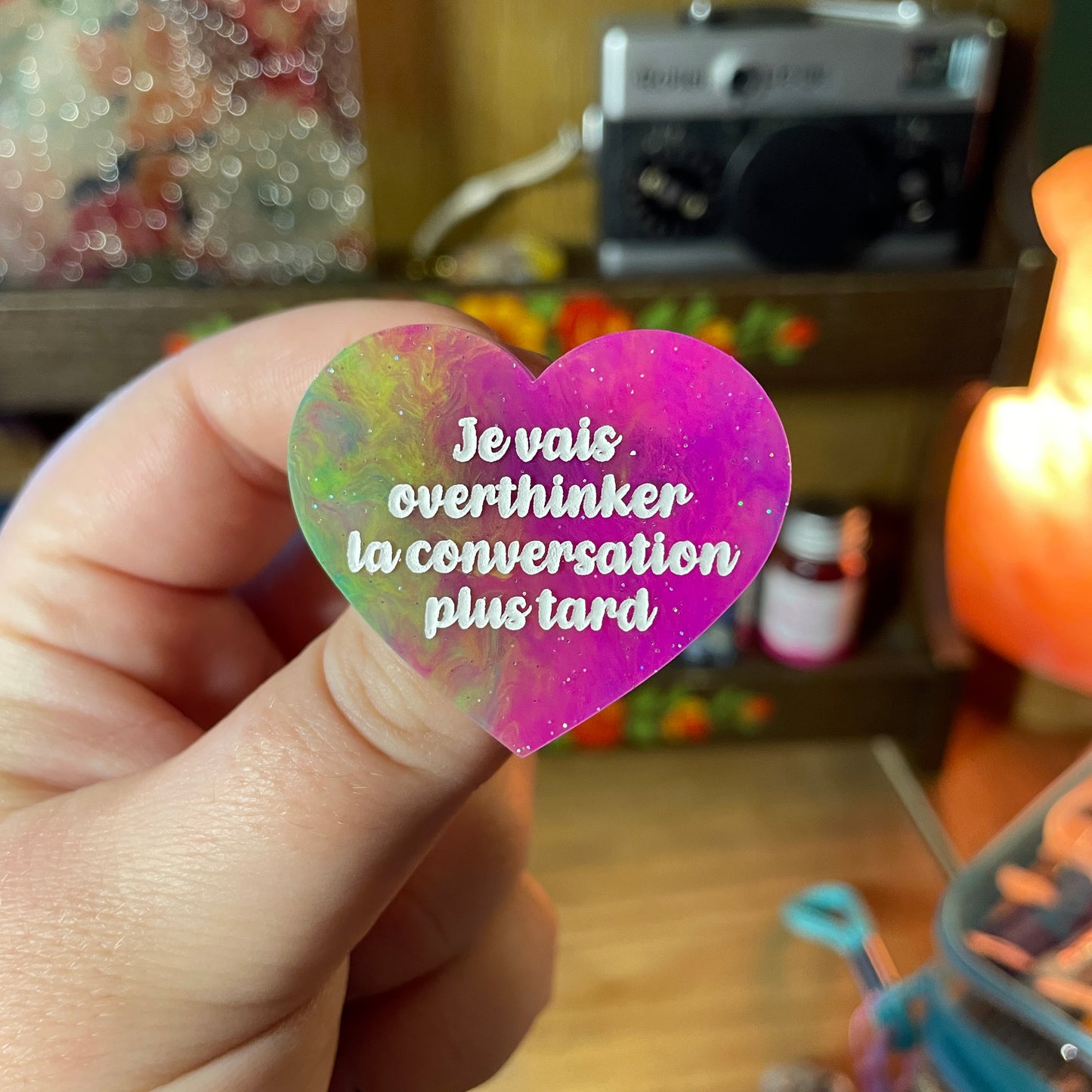 Broche "Je vais overthinker la conversation plus tard" en acrylique semi transparente marbrée multicolore