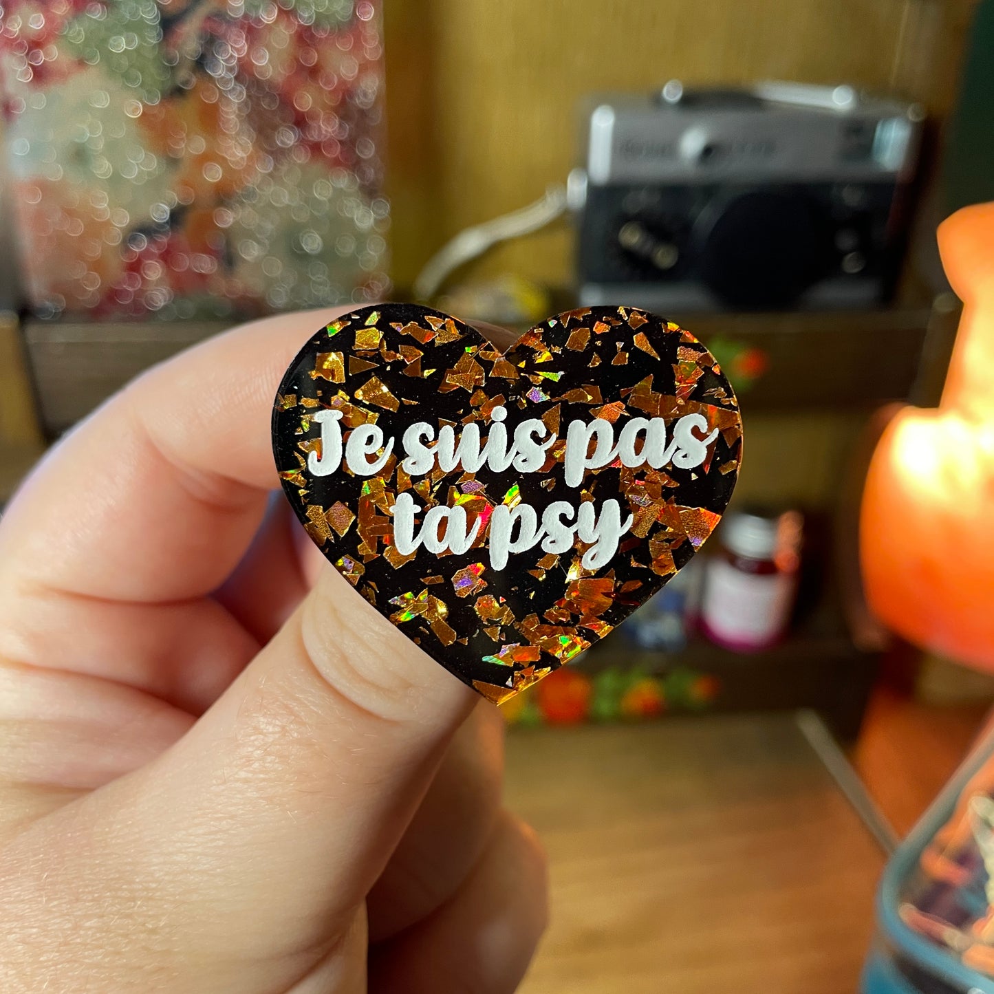 Broche "Je suis pas ta psy" en acrylique semi transparente marbrée multicolore
