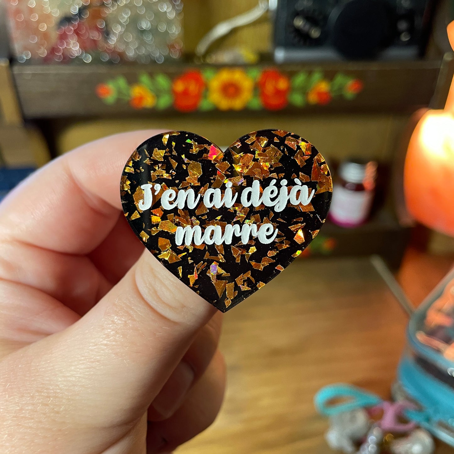 Broche "J'en ai déjà marre" en acrylique semi transparente marbrée multicolore