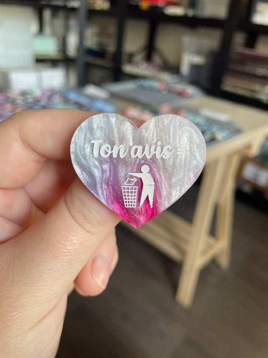 [CONTRÔLE TECHNIQUE] Broche "Ton avis = poubelle" en acrylique marbrée blanche, bleue, rose et violette