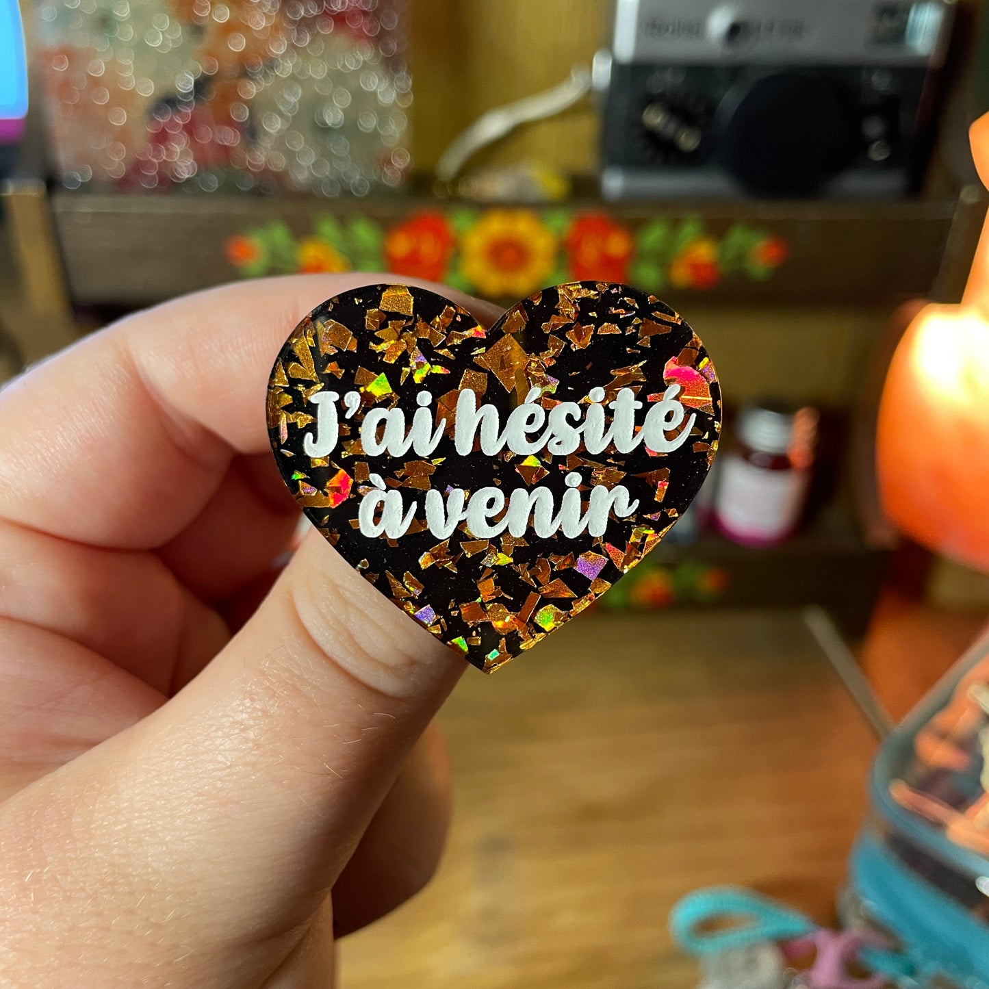 Broche "J'ai hésité à venir" en acrylique semi transparente marbrée multicolore