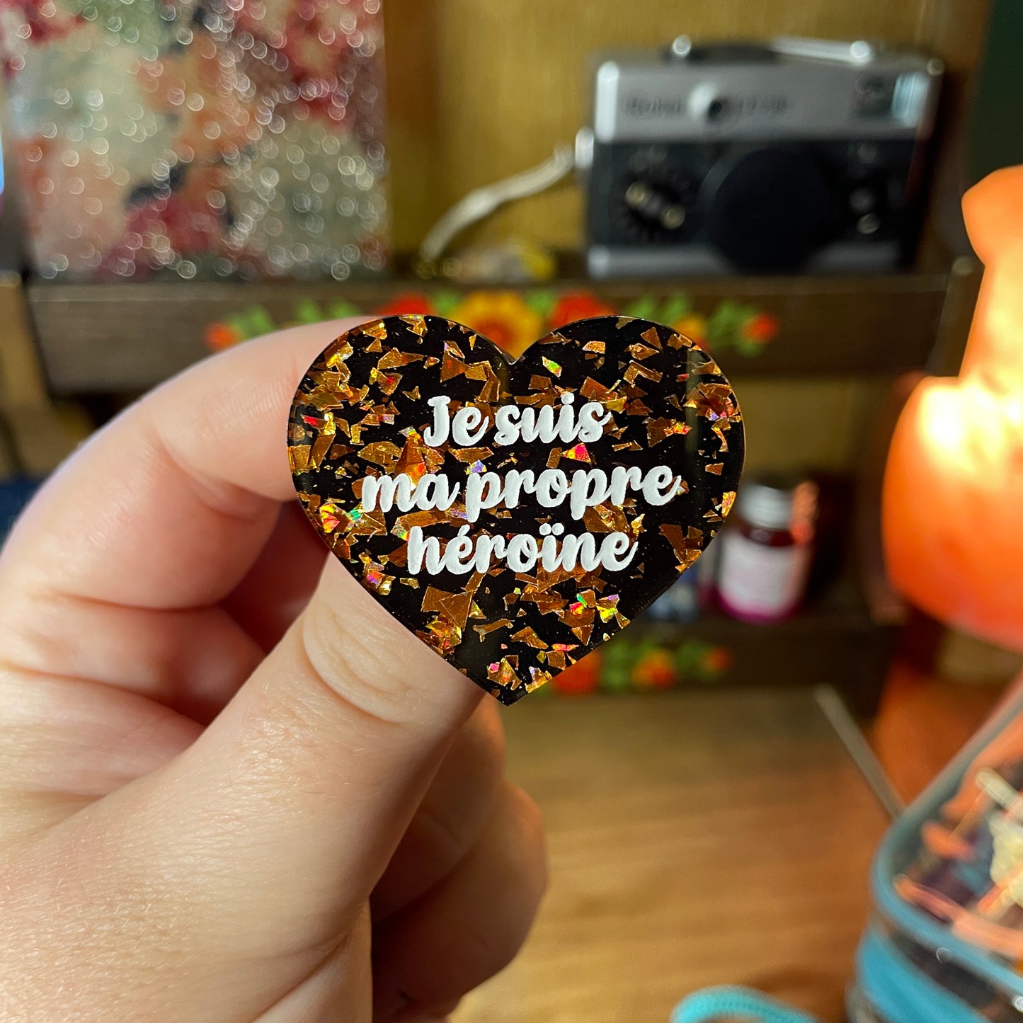 Broche "Je suis ma propre héroïne" en acrylique semi transparente marbrée multicolore
