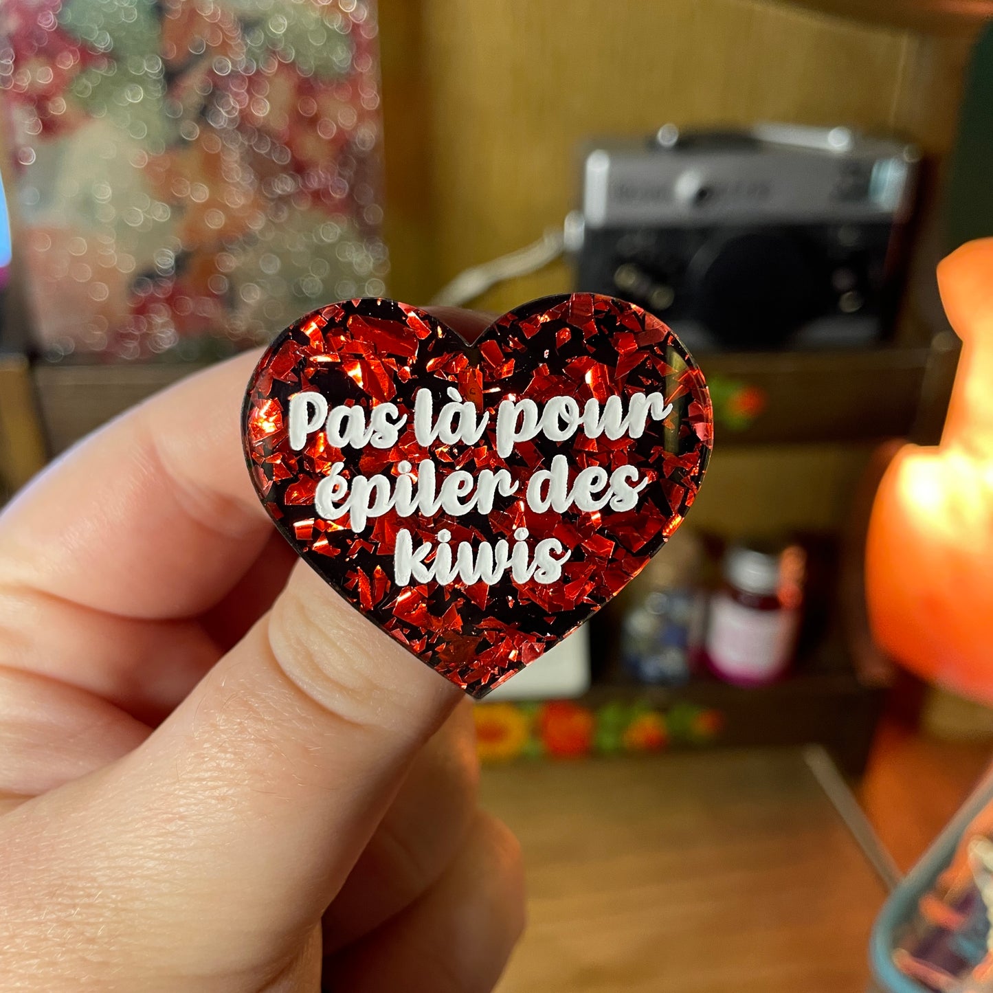 Broche "Pas là pour épiler des kiwis" en acrylique noire avec des éclats de confettis rouges