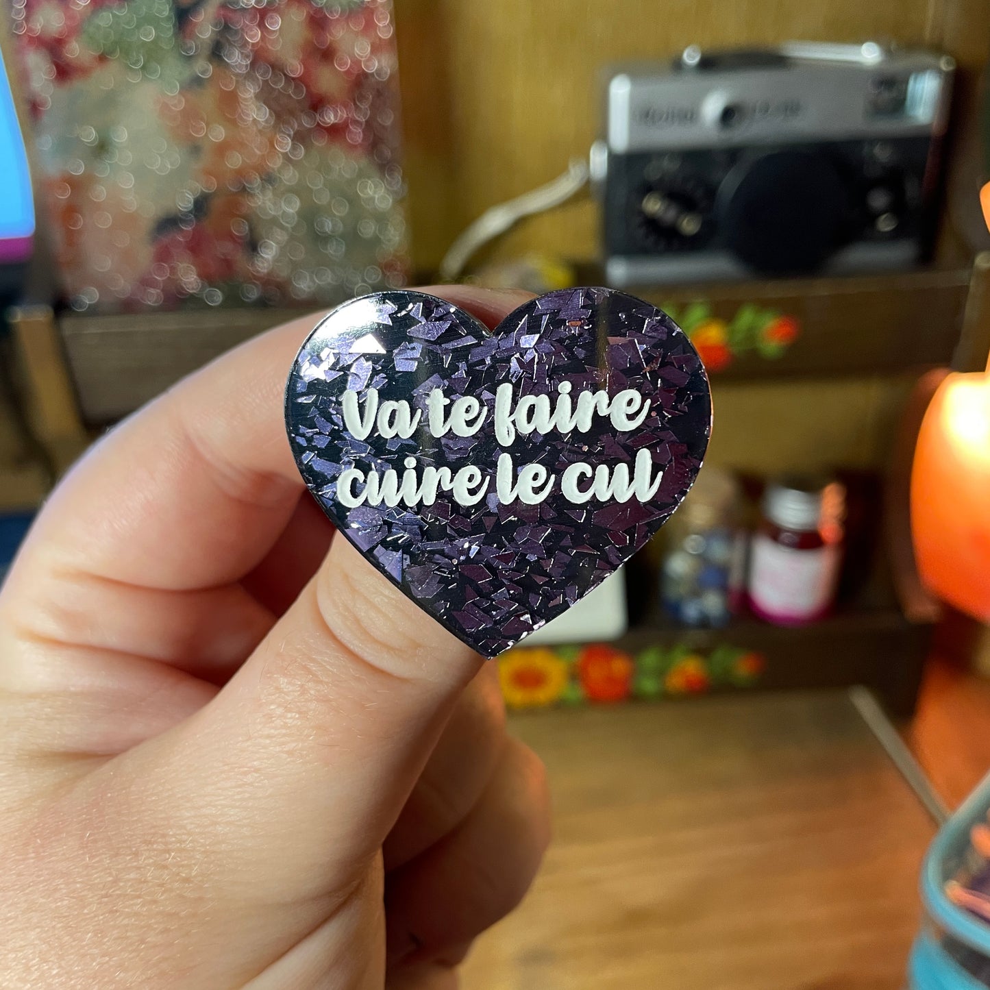 Broche "Va te faire cuire le cul" en acrylique noire avec des éclats de confettis gris
