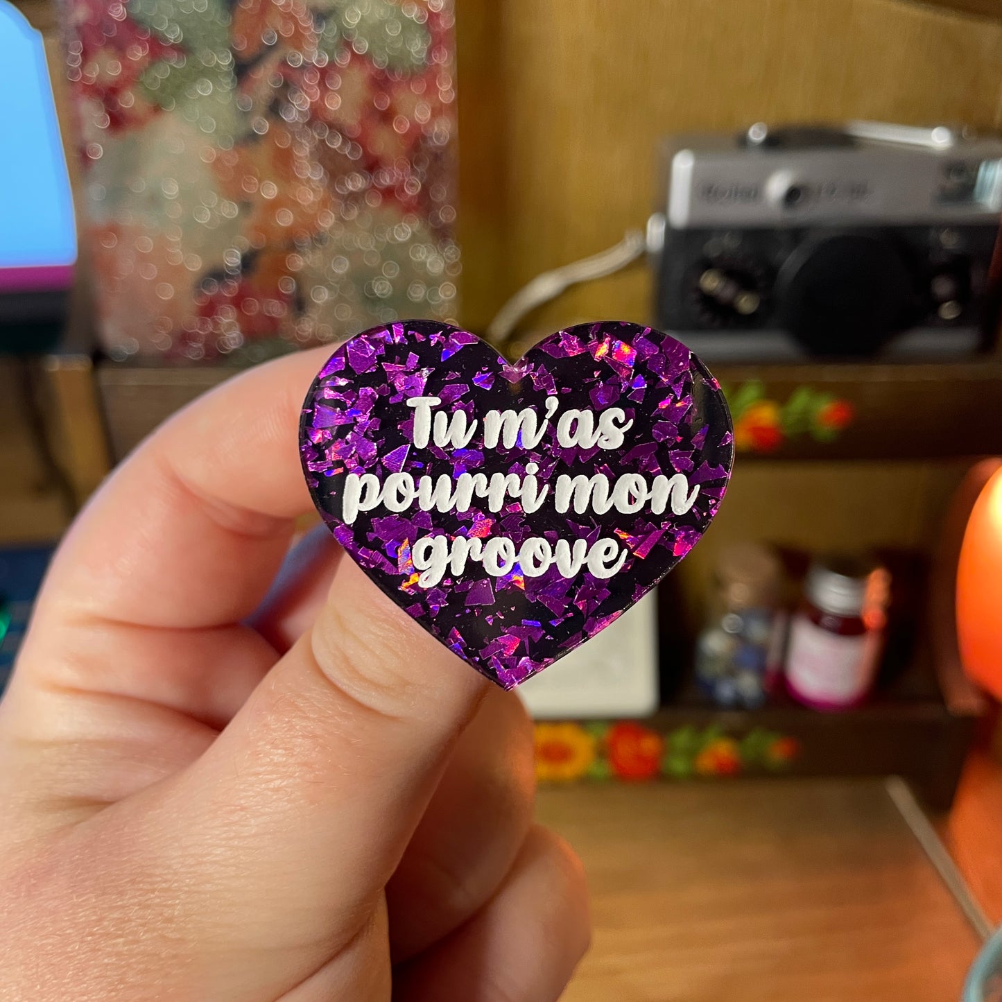 Broche "Tu m'as pourri mon groove" en acrylique noire avec des éclats de confettis violets