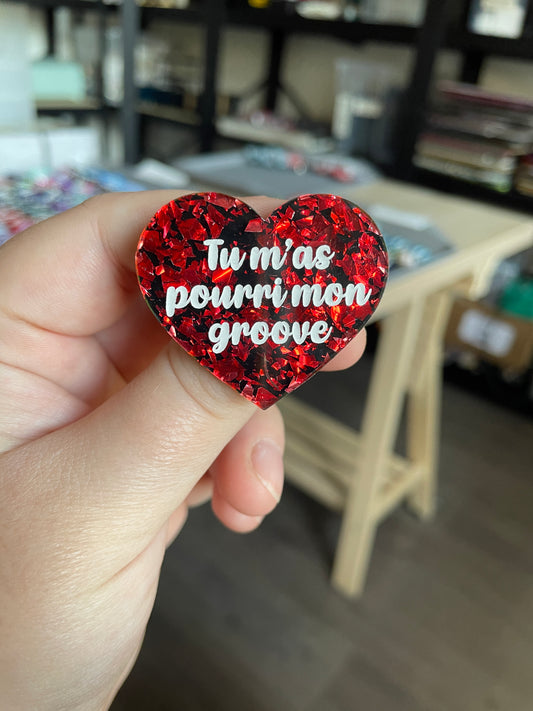 [CONTRÔLE TECHNIQUE] Broche "Tu m'as pourri mon groove" en acrylique noire avec des éclats de confettis rouges