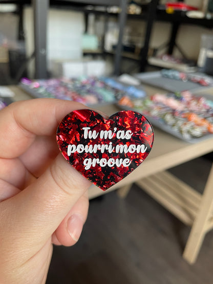 [CONTRÔLE TECHNIQUE] Broche "Tu m'as pourri mon groove" en acrylique noire avec des éclats de confettis rouges
