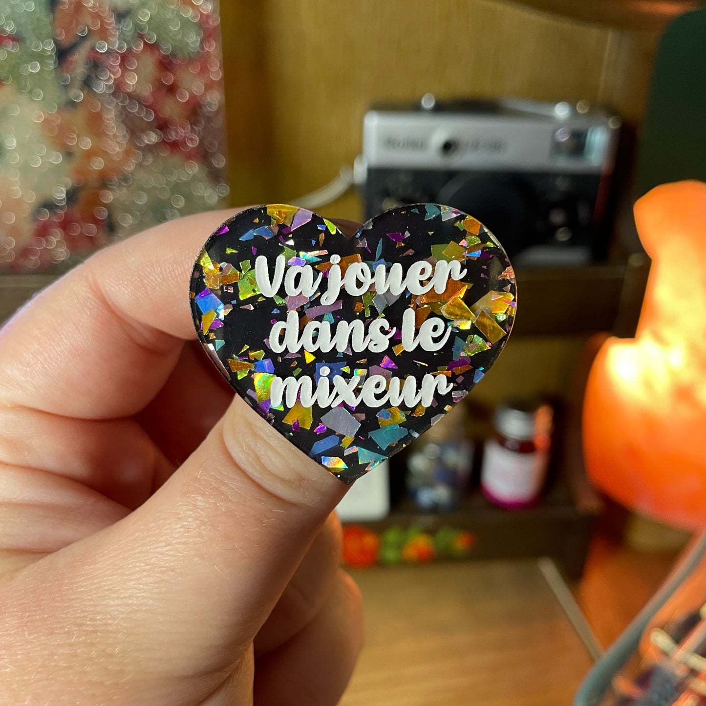 Broche "Va jouer dans le mixeur" en acrylique noire avec des éclats de confettis multicolores