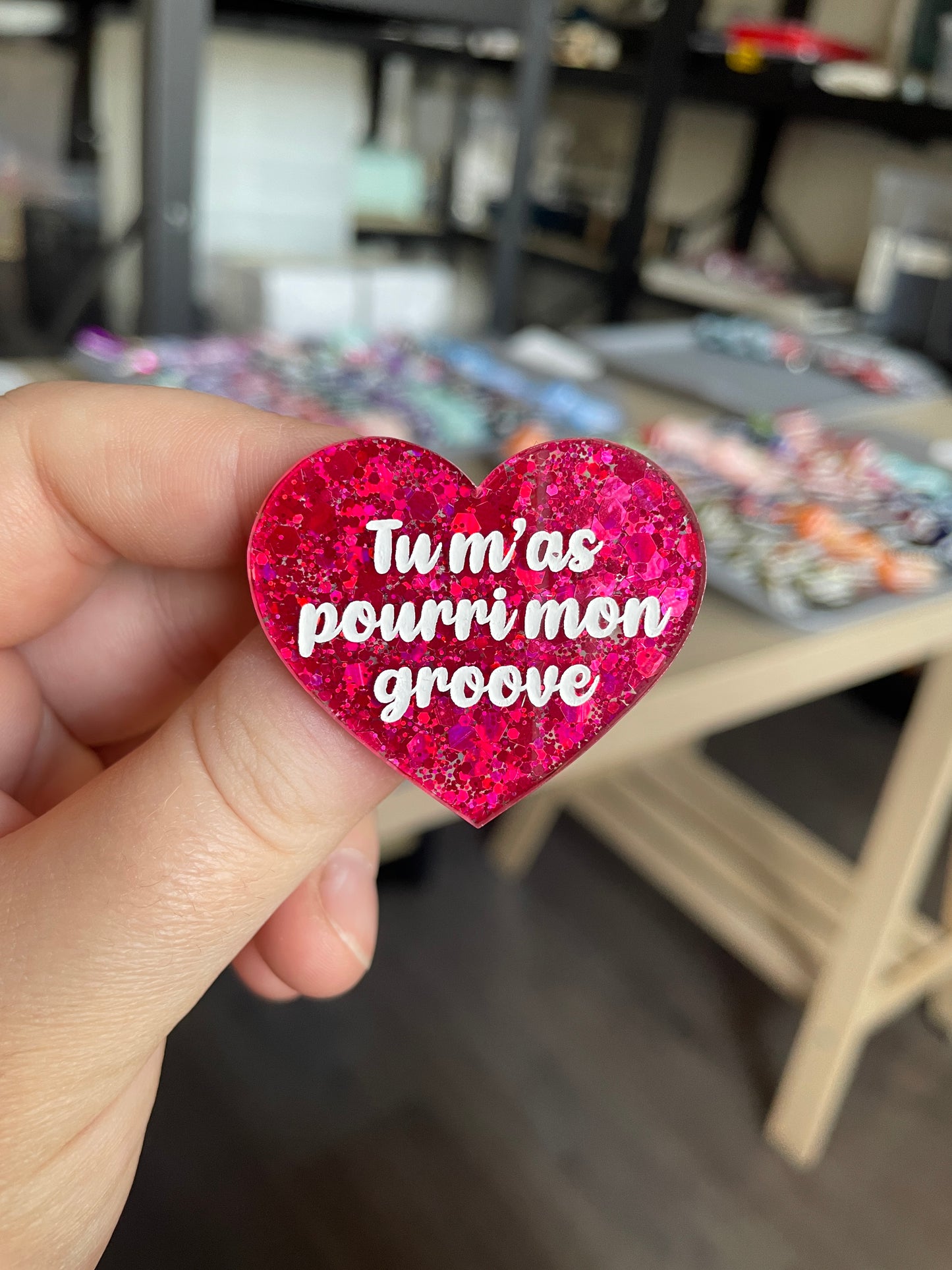 [CONTRÔLE TECHNIQUE] Broche "Tu m'as pourri mon groove" en acrylique à paillettes rouges