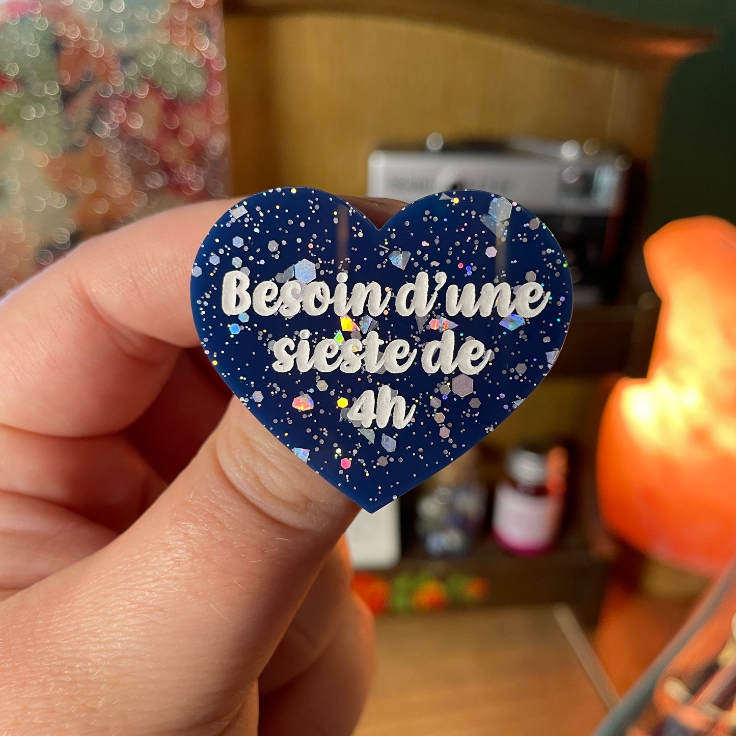Broche "Besoin d'une sieste de 4h" en acrylique bleue avec des paillettes