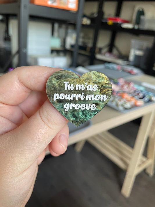 [CONTRÔLE TECHNIQUE] Broche "Tu m'as pourri mon groove" en acrylique marbrée verte et dorée