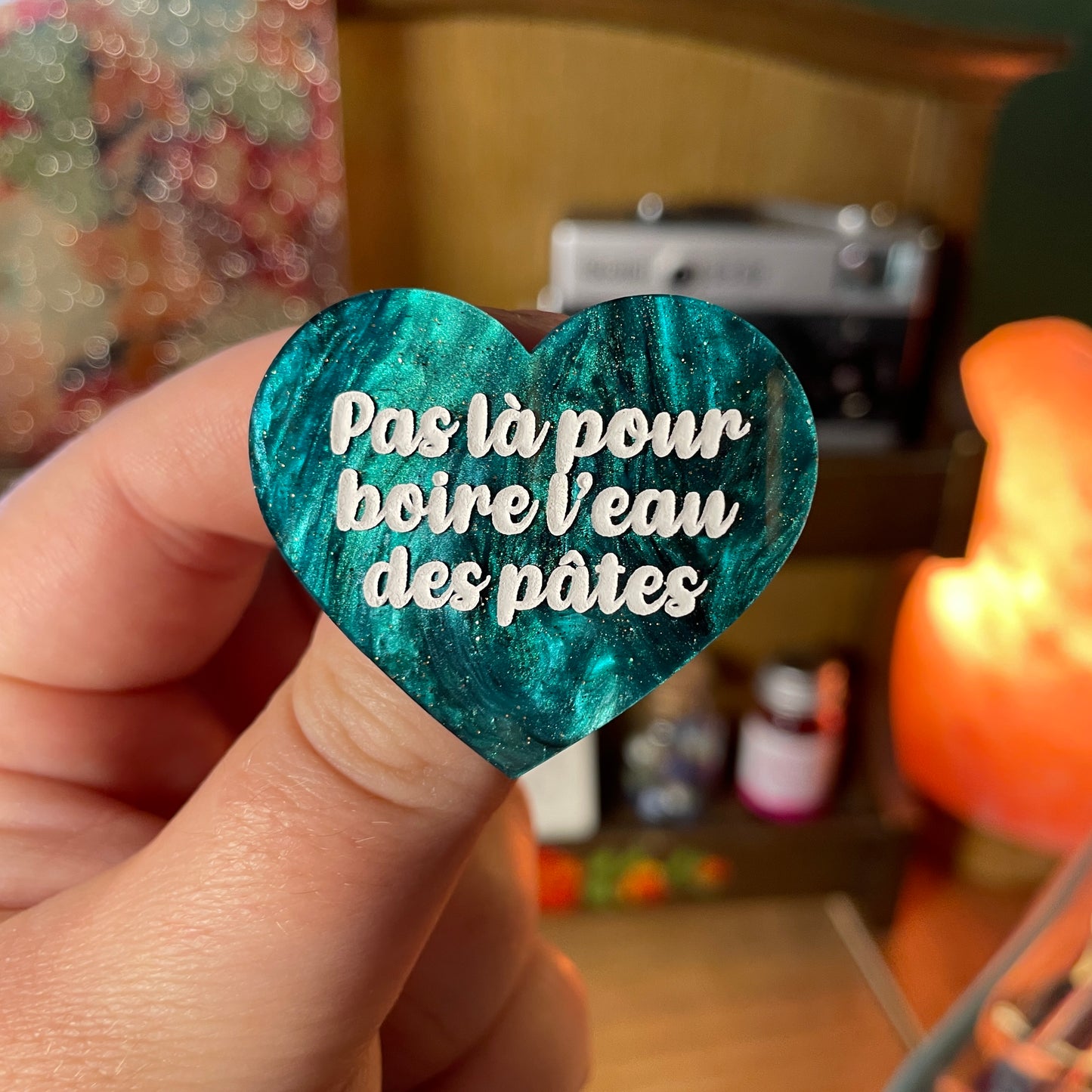 Broche "Pas là pour boire l'eau des pâtes" en acrylique marbrée verte et noire à paillettes