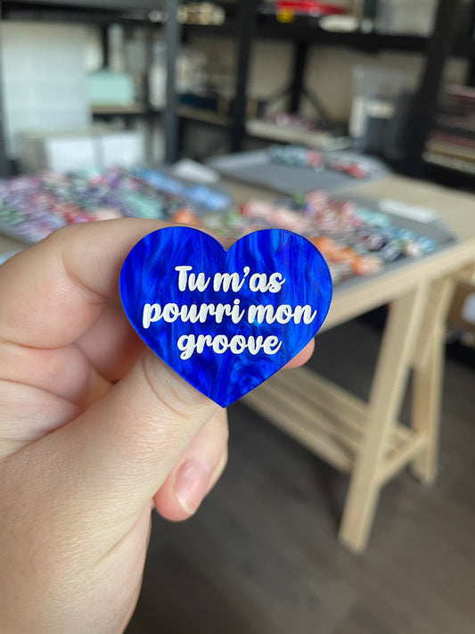 [CONTRÔLE TECHNIQUE] Broche "Tu m'as pourri mon groove" en acrylique marbrée bleue