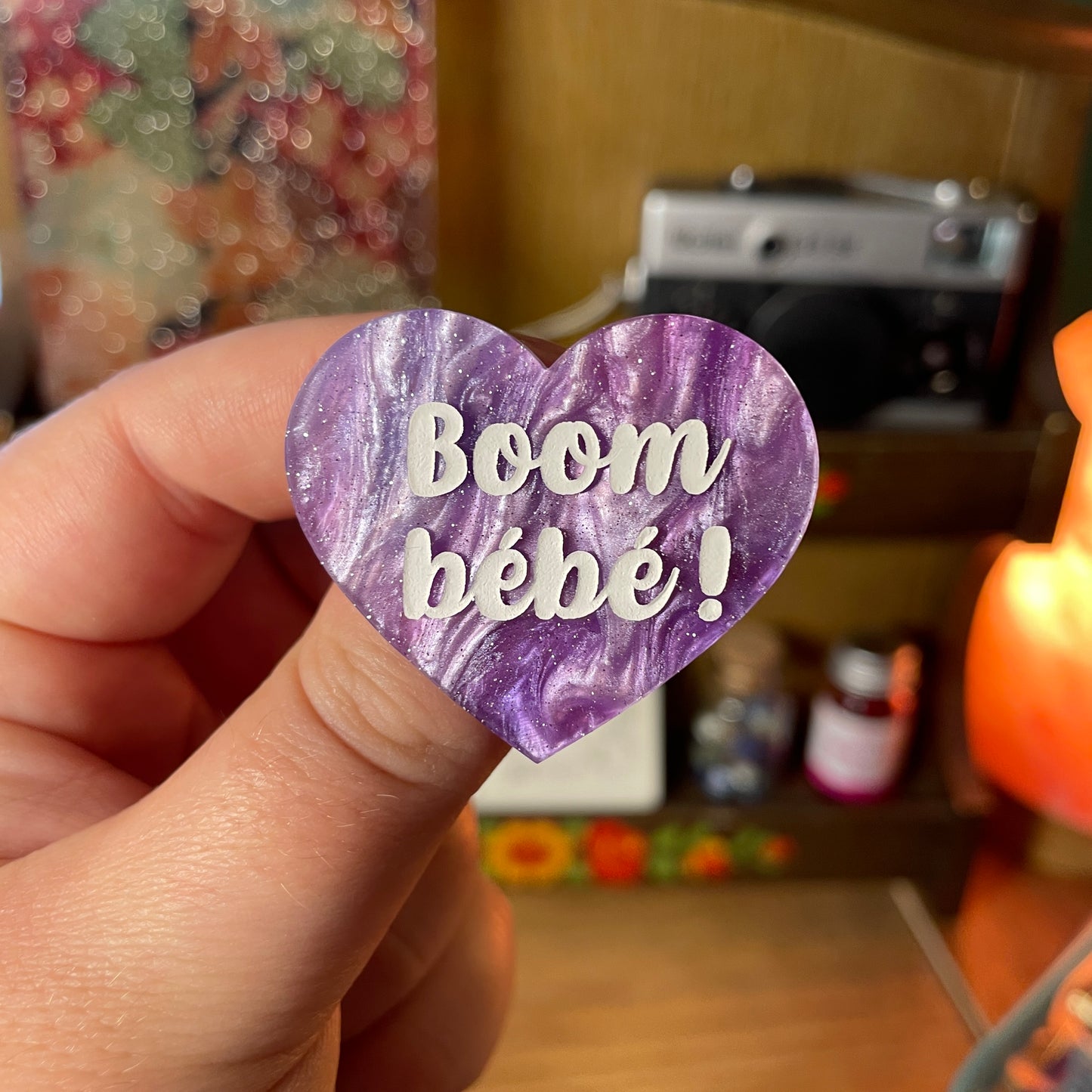 Broche "Boom bébé !" en acrylique marbrée bleue et violette à paillettes