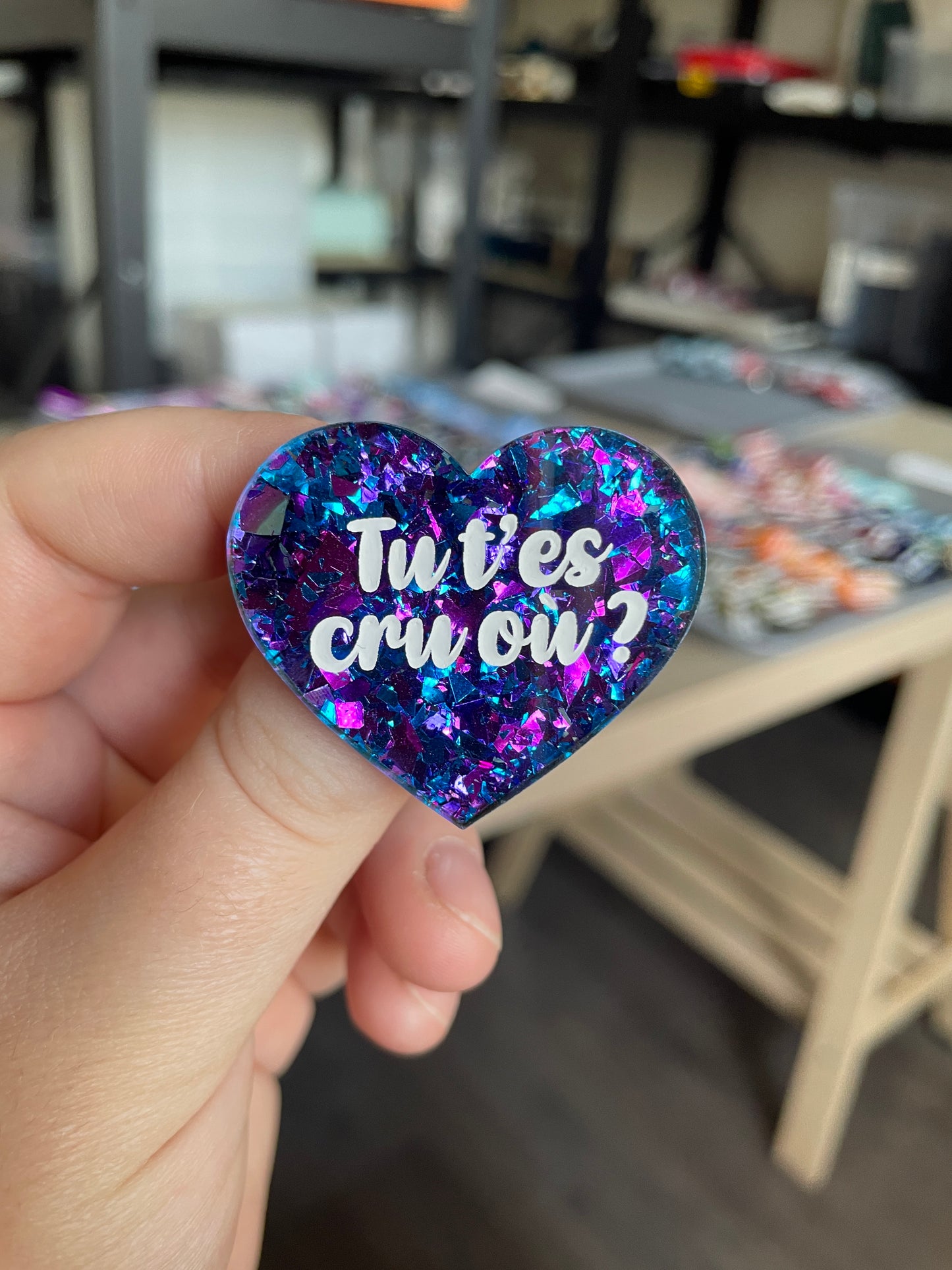 [CONTRÔLE TECHNIQUE] Broche "Tu t'es cru où ?" en acrylique transparente à gros confettis bleus et violets/roses