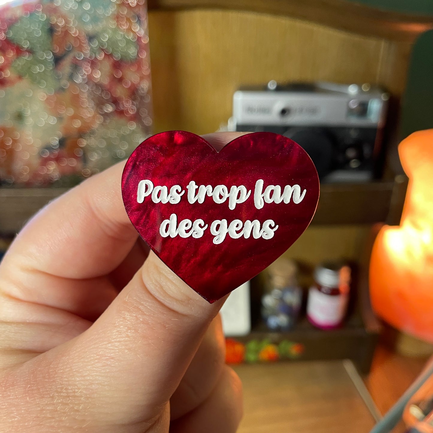 Broche "Pas trop fan des gens" en acrylique marbrée bordeaux