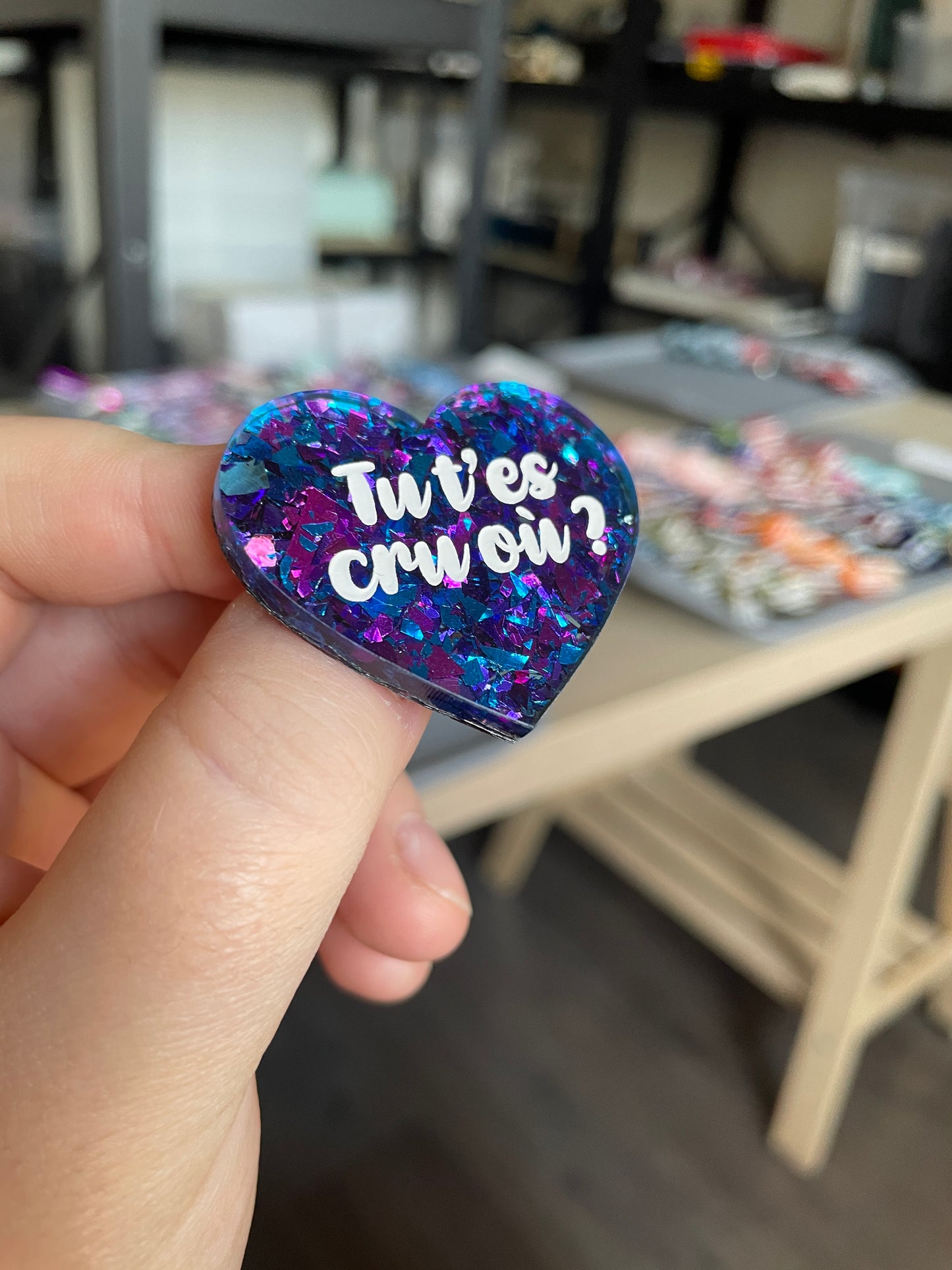 [CONTRÔLE TECHNIQUE] Broche "Tu t'es cru où ?" en acrylique transparente à gros confettis bleus et violets/roses