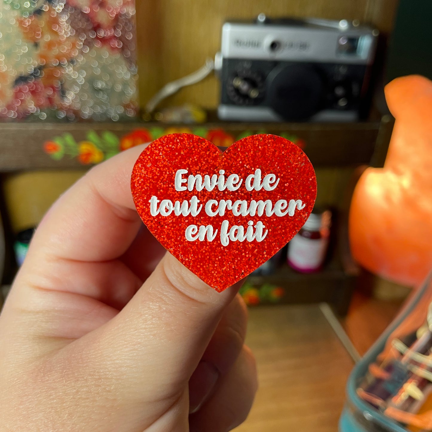 Broche "Envie de tout cramer en fait" en acrylique à paillettes oranges