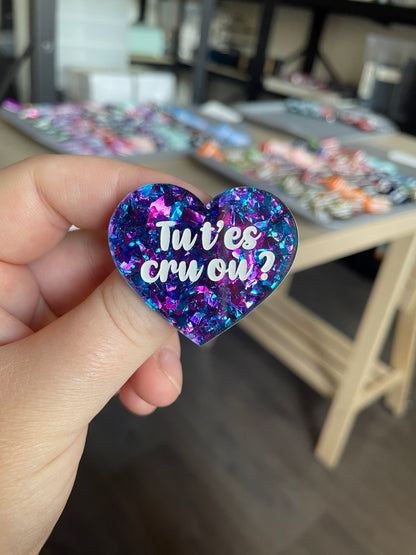 [CONTRÔLE TECHNIQUE] Broche "Tu t'es cru où ?" en acrylique transparente à gros confettis bleus et violets/roses