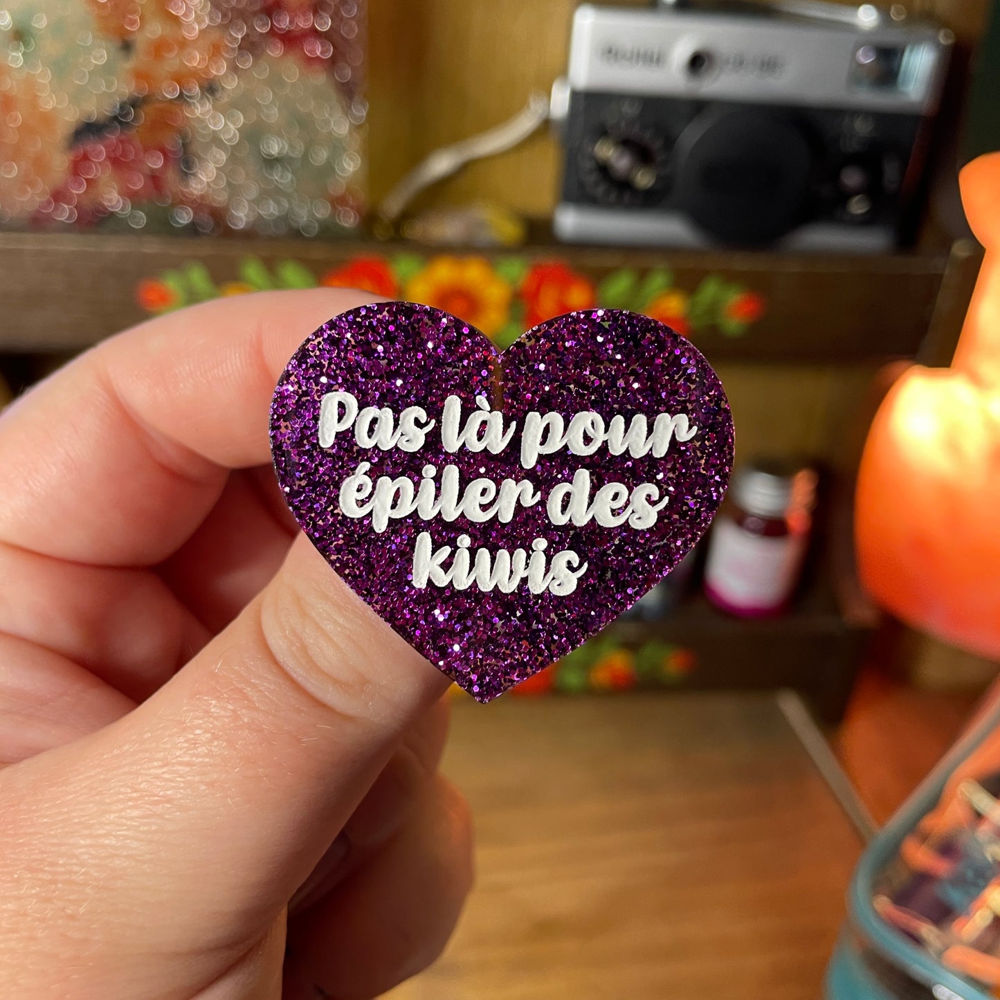 Broche "Pas là pour épiler des kiwis" en acrylique à paillettes violettes
