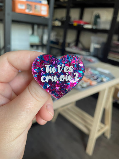 [CONTRÔLE TECHNIQUE] Broche "Tu t'es cru où ?" en acrylique transparente à gros confettis bleus et violets/roses