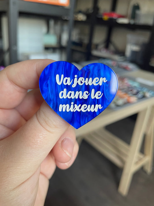[CONTRÔLE TECHNIQUE] Broche "Va jouer dans le mixeur" en acrylique marbrée bleue