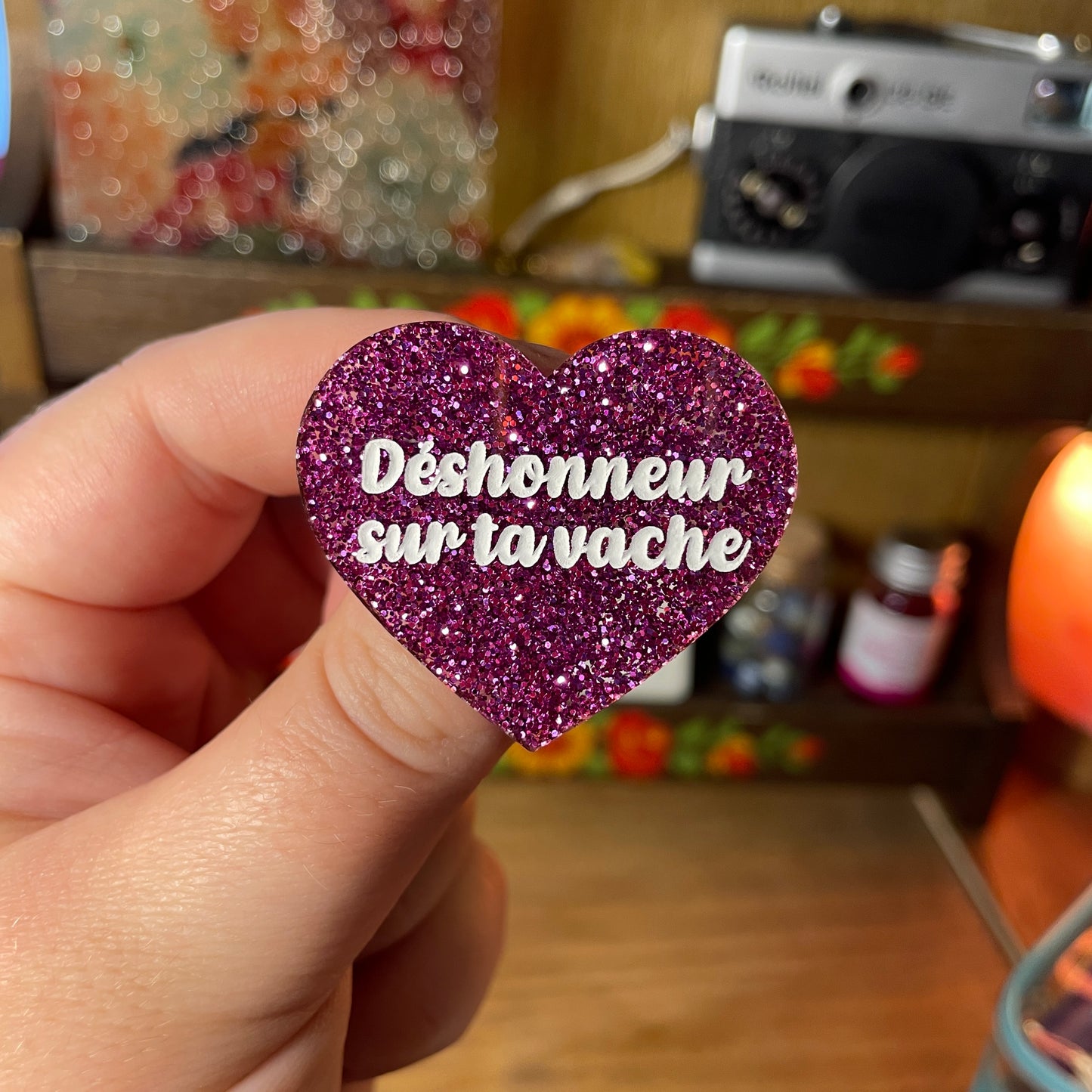 Broche "Déshonneur sur ta vache" en acrylique à paillettes violettes