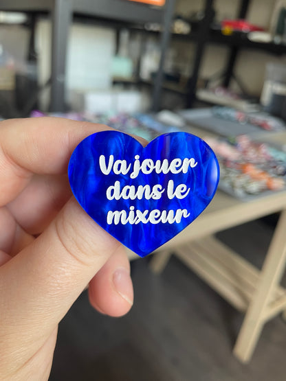 [CONTRÔLE TECHNIQUE] Broche "Va jouer dans le mixeur" en acrylique marbrée bleue