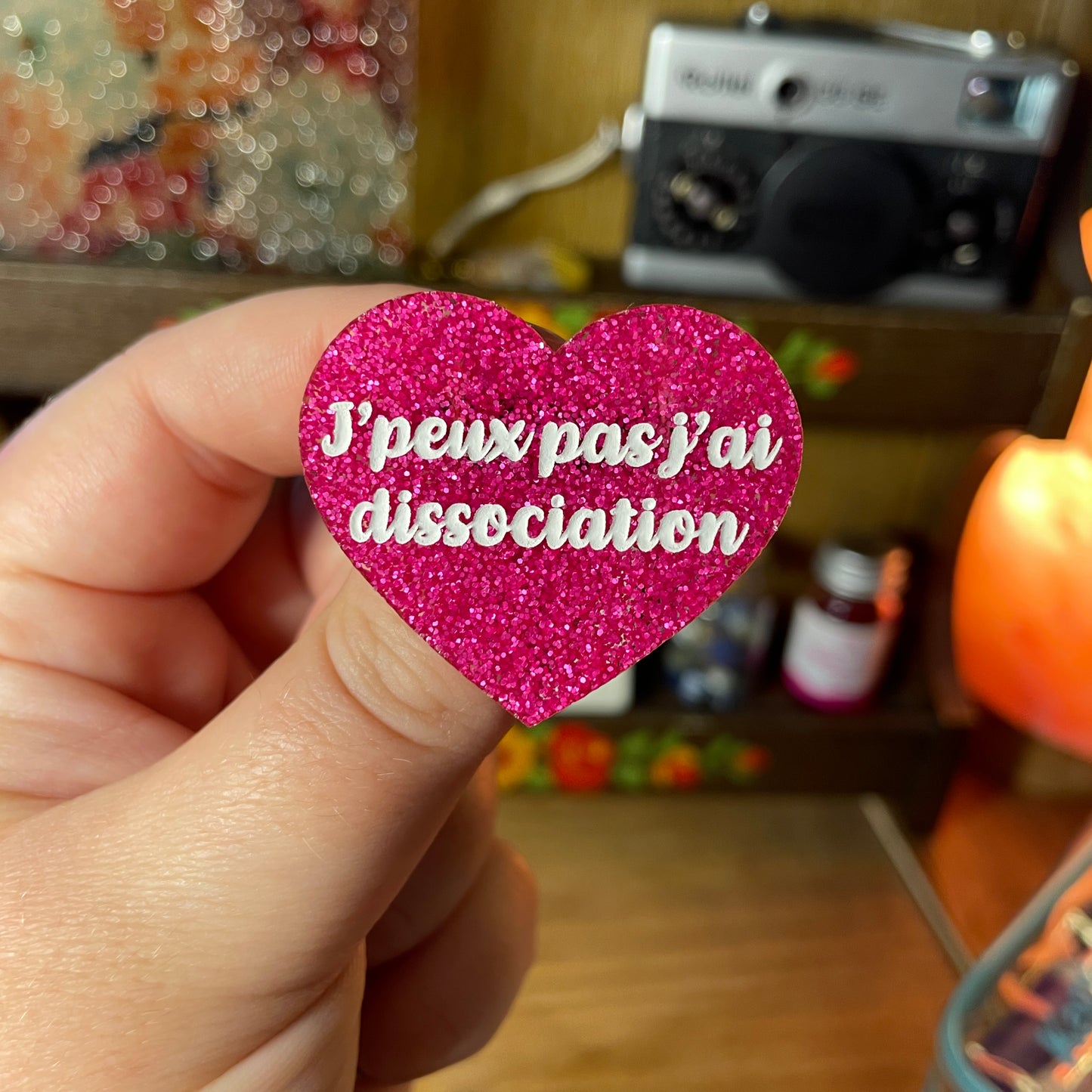 Broche "J'peux pas j'ai dissociation" en acrylique à paillettes roses