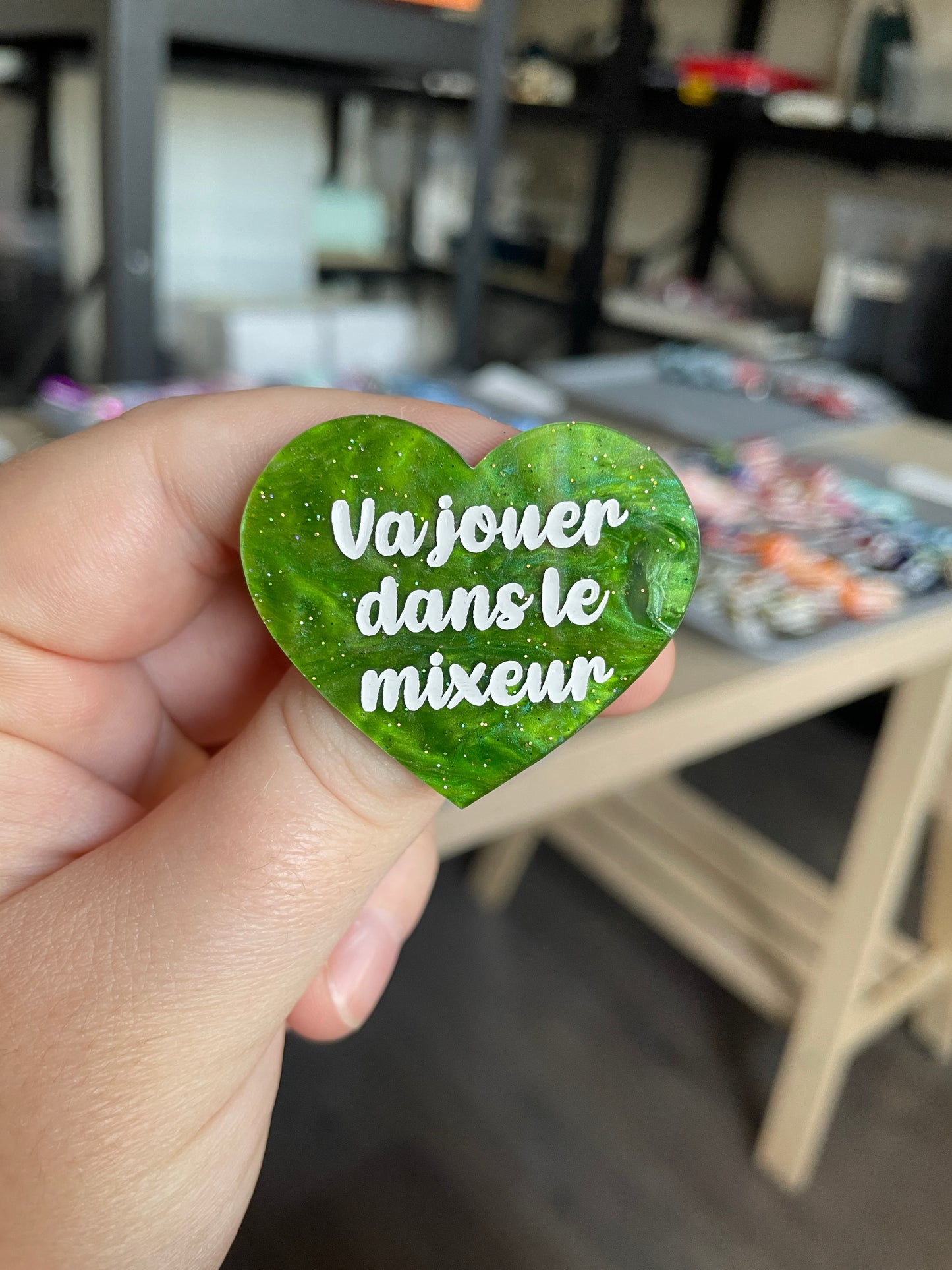 [CONTRÔLE TECHNIQUE] Broche "Va jouer dans le mixeur" en acrylique marbrée vertes à paillettes