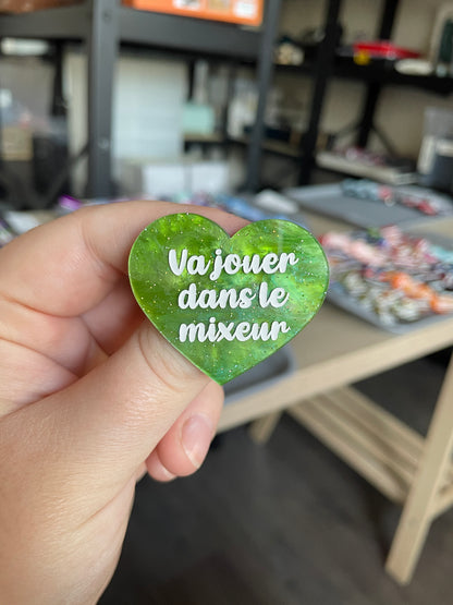 [CONTRÔLE TECHNIQUE] Broche "Va jouer dans le mixeur" en acrylique marbrée vertes à paillettes