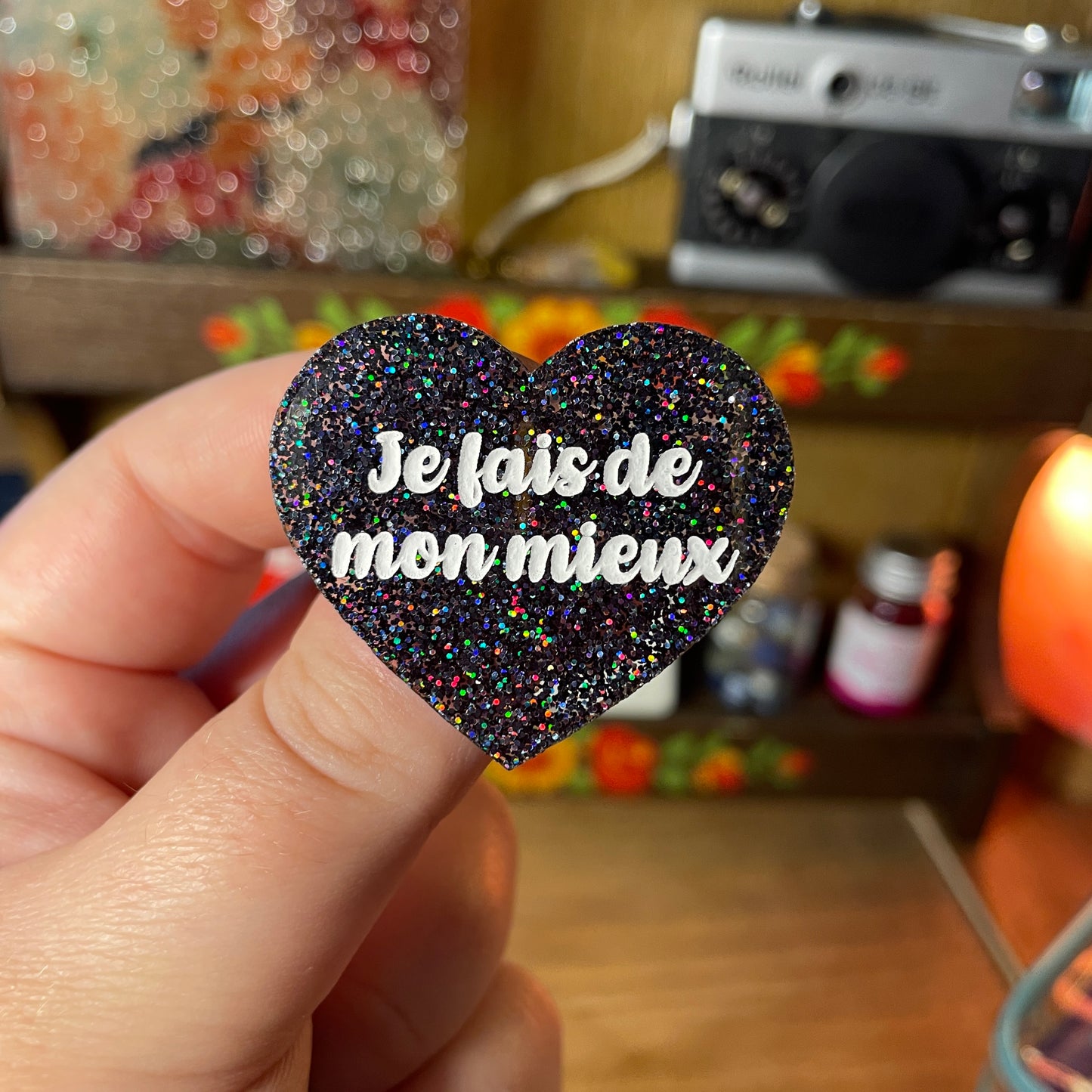Broche "Je fais de mon mieux" en acrylique à paillettes holographiques noires