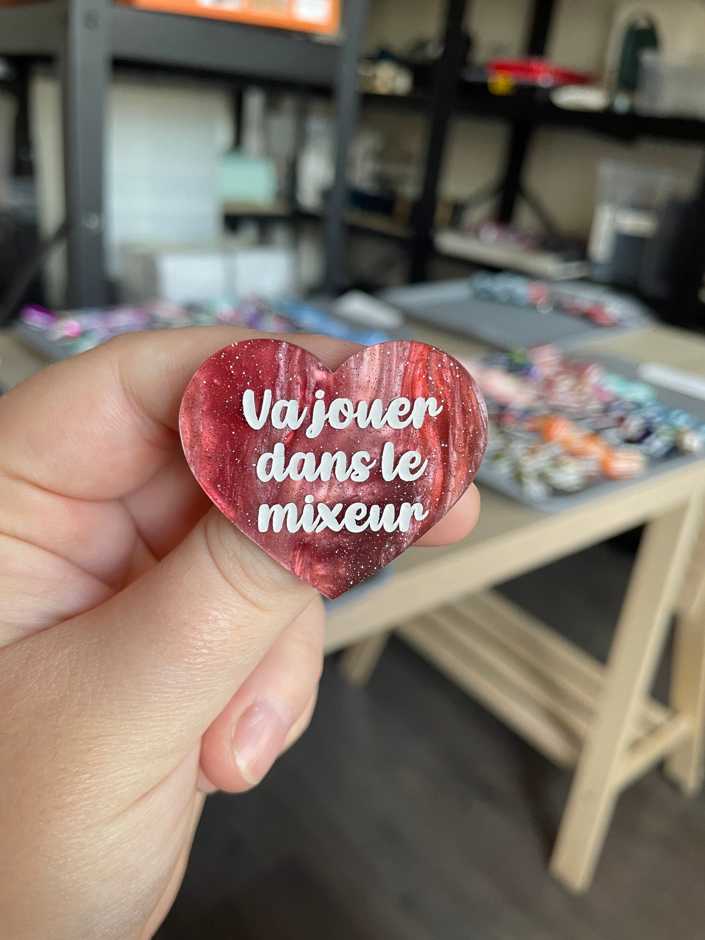 [CONTRÔLE TECHNIQUE] Broche "Va jouer dans le mixeur" en acrylique marbrée rouge, marron, verte et blanche