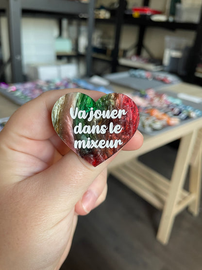 [CONTRÔLE TECHNIQUE] Broche "Va jouer dans le mixeur" en acrylique marbrée rouge, marron, verte et blanche