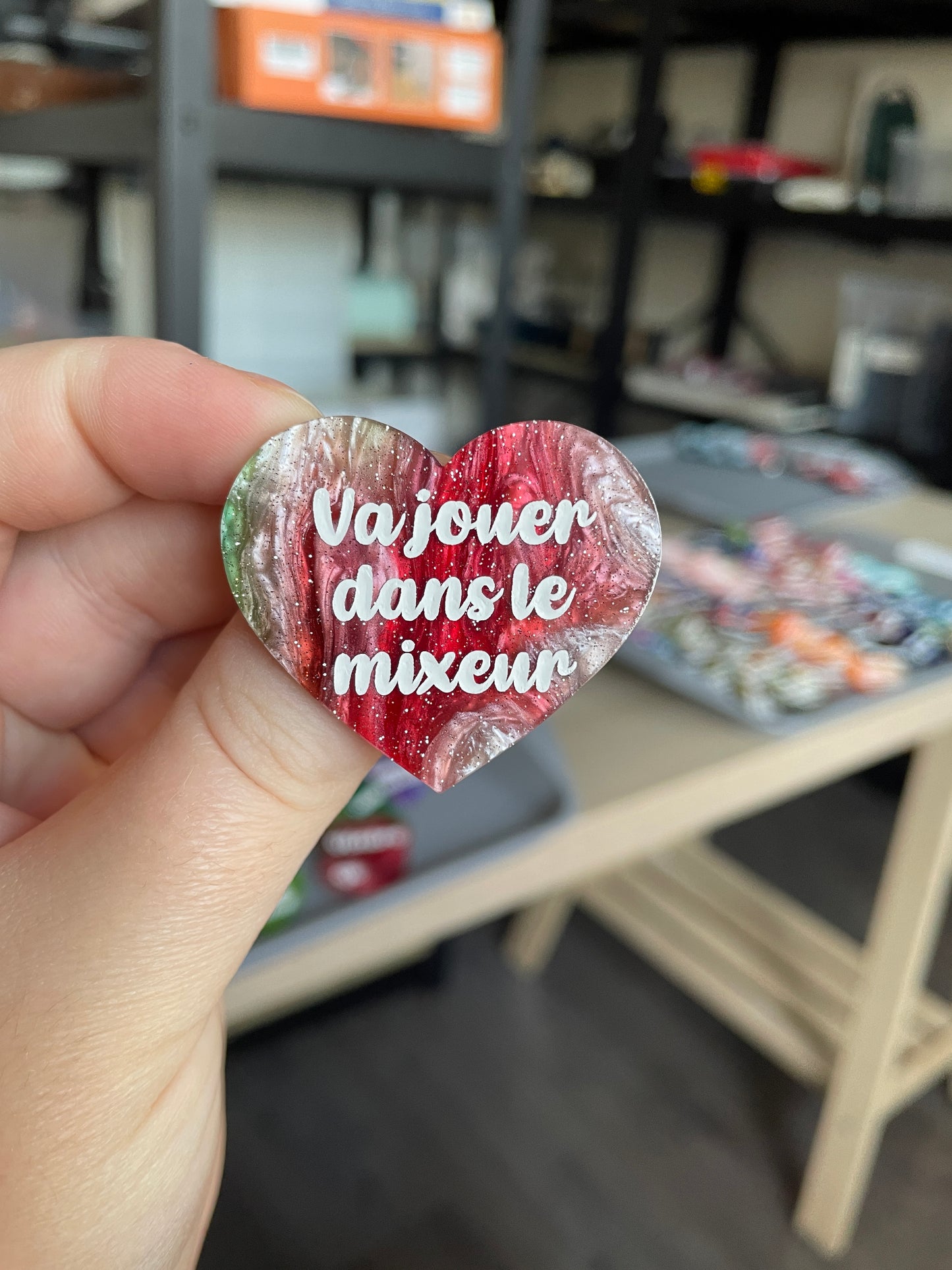 [CONTRÔLE TECHNIQUE] Broche "Va jouer dans le mixeur" en acrylique marbrée rouge, marron, verte et blanche