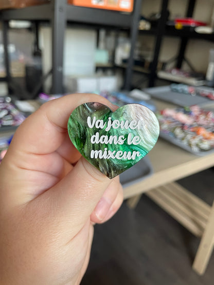 [CONTRÔLE TECHNIQUE] Broche "Va jouer dans le mixeur" en acrylique marbrée rouge, marron, verte et blanche