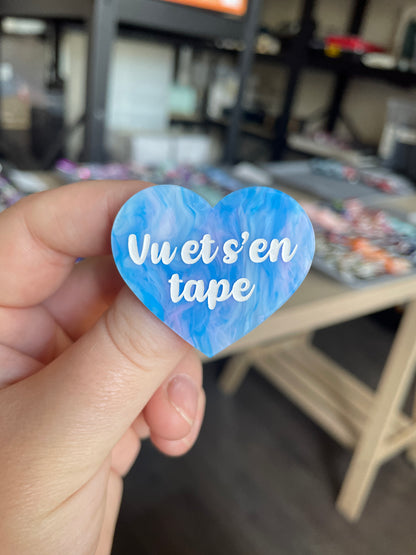 [CONTRÔLE TECHNIQUE] Broche "Vu et s'en tape" en acrylique marbrée bleue, blanche et violette