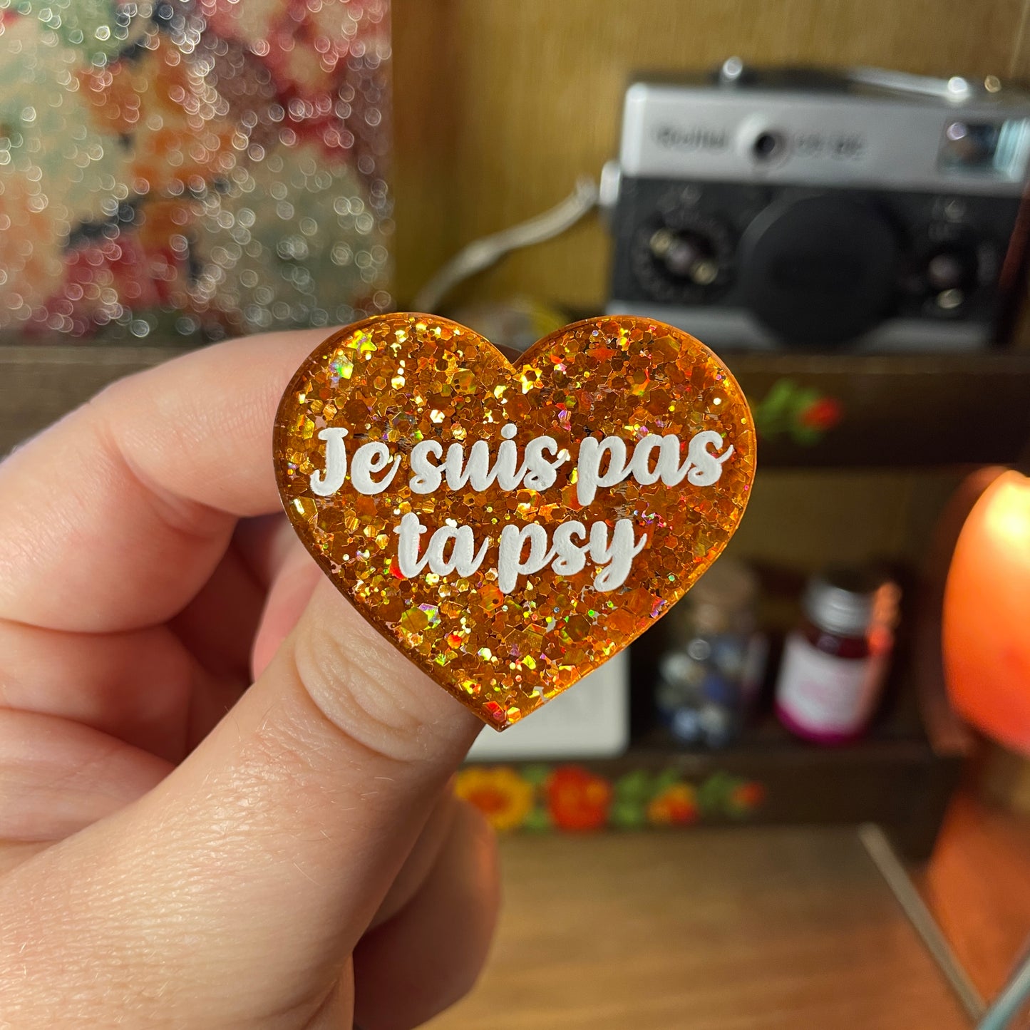 Broche "Je suis pas ta psy" en acrylique semi transparente à paillettes oranges