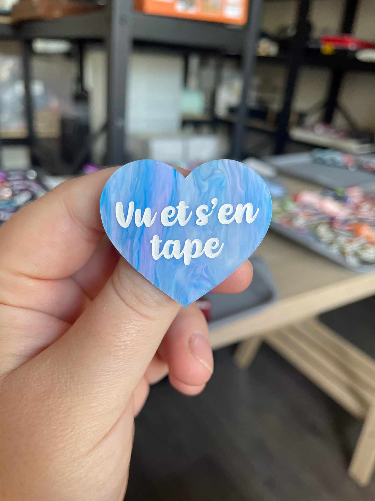 [CONTRÔLE TECHNIQUE] Broche "Vu et s'en tape" en acrylique marbrée bleue, blanche et violette