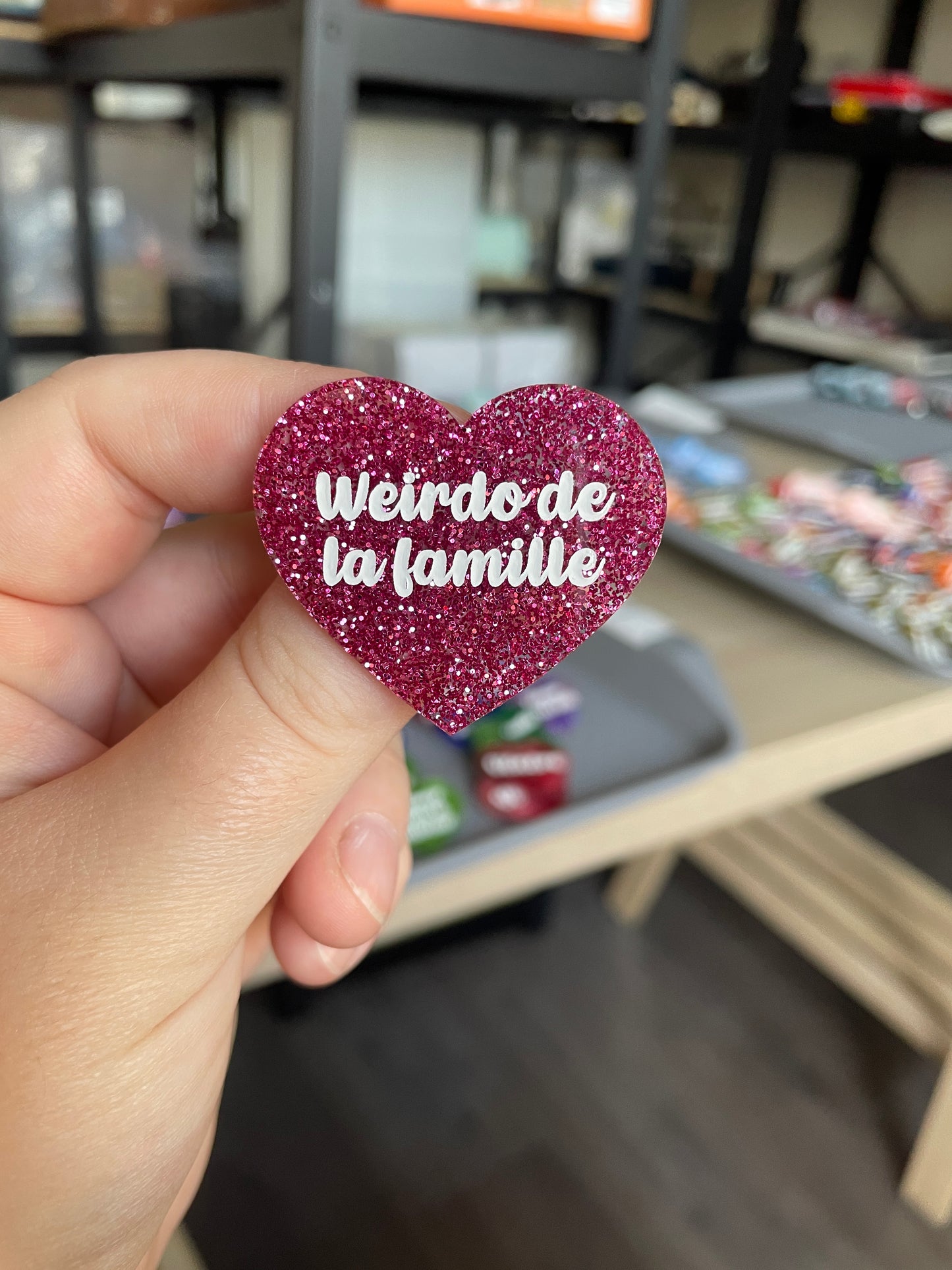 [CONTRÔLE TECHNIQUE] Broche "Weirdo de la famille" en acrylique à paillettes magenta