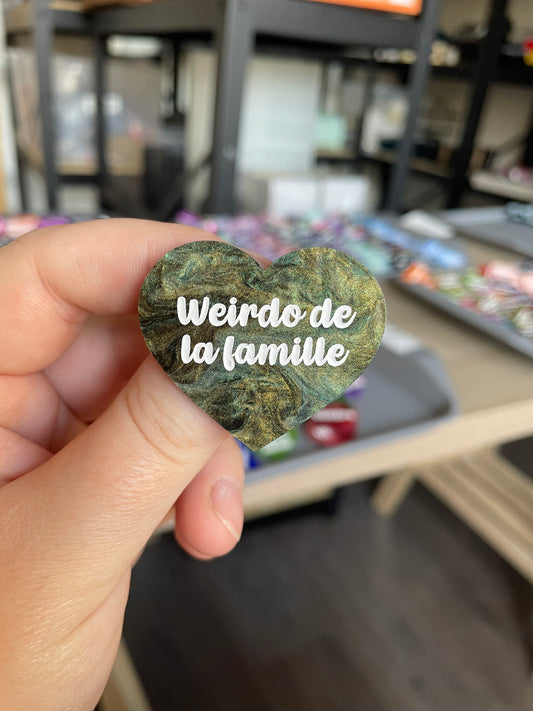 [CONTRÔLE TECHNIQUE] Broche "Weirdo de la famille" en acrylique marbrée verte et dorée
