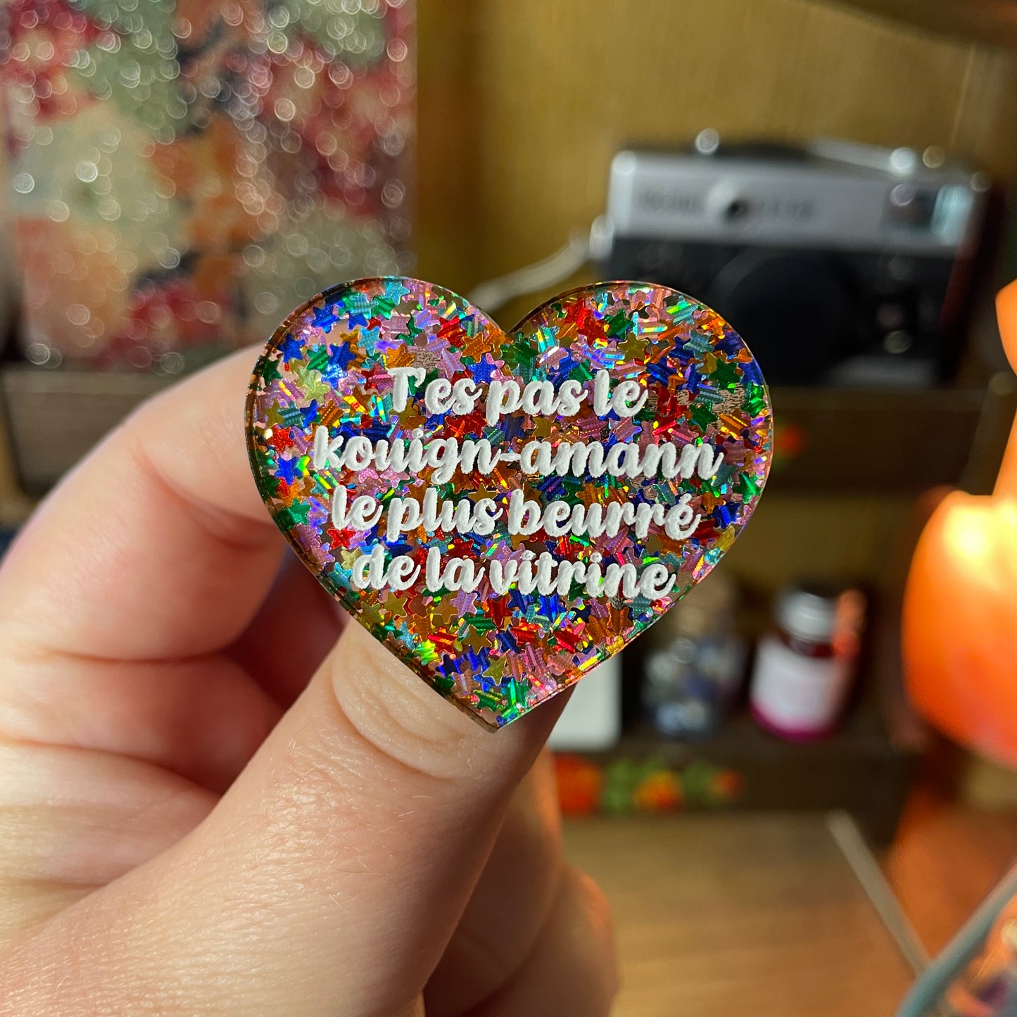 Broche "T'es pas le kouign-amann le plus beurré de la vitrine" en acrylique semi transparente avec des étoiles multicolores